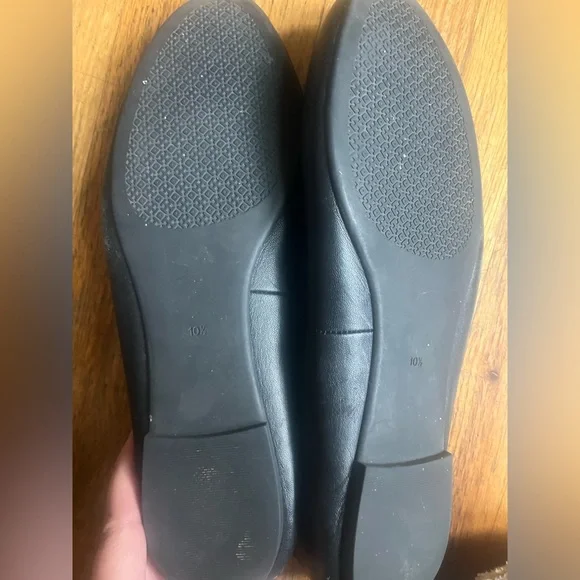 Tory Burch Black Leather Flats with Gold Emblem size 10.5 - Picture 6 of 7